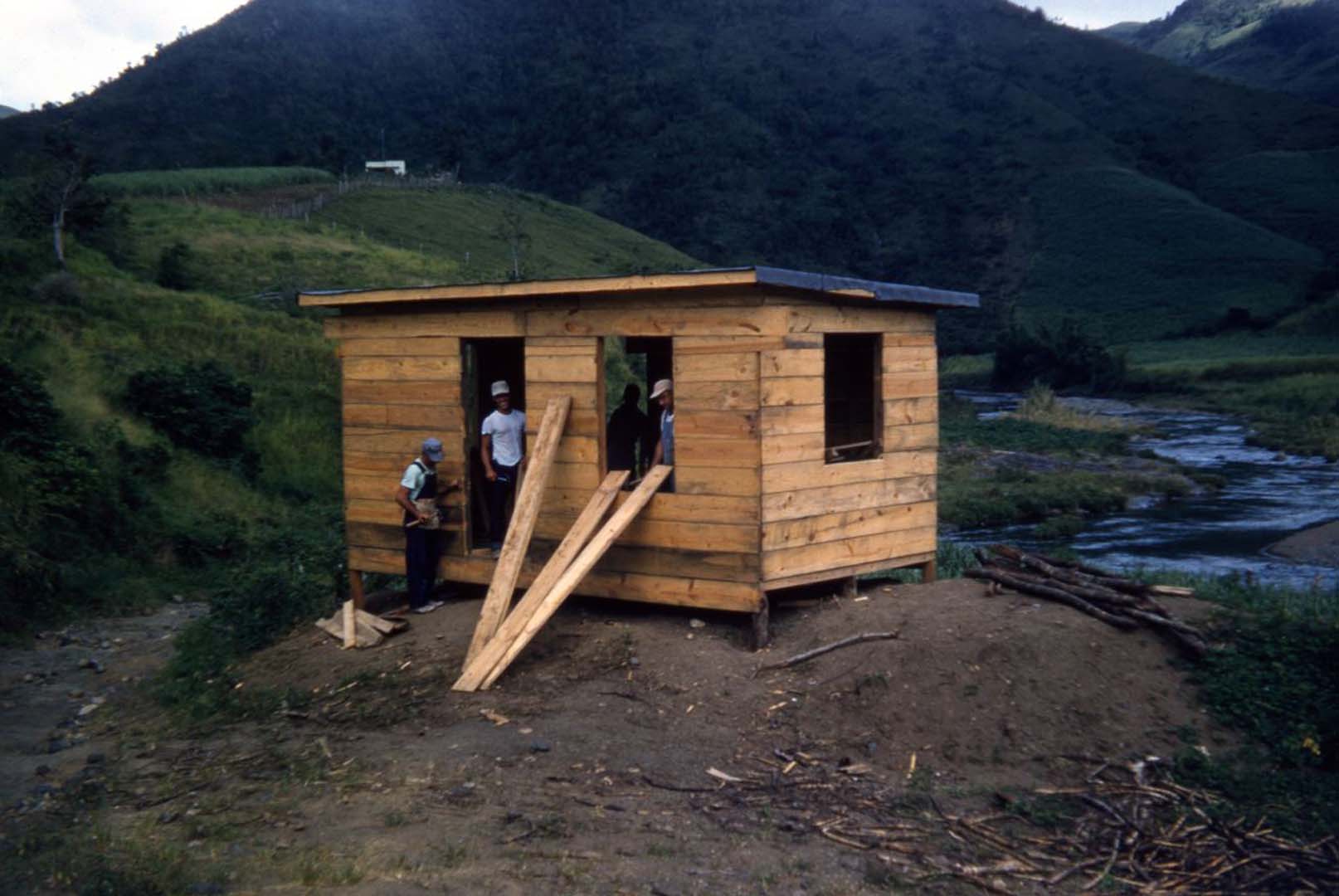 Personas contruyendo una casa de madera